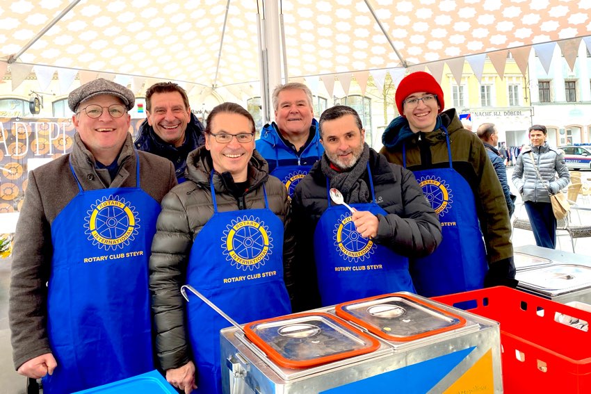 Oben: Präsident Edgar Holzknecht (vorne links) mit Kollegen vom Rotary Club Steyr. Foto © Rotary Club Steyr.