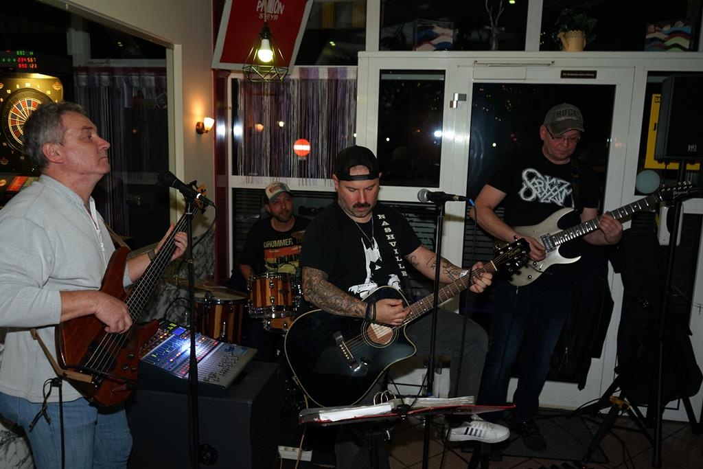 Jule und Band live im Café Pavillon