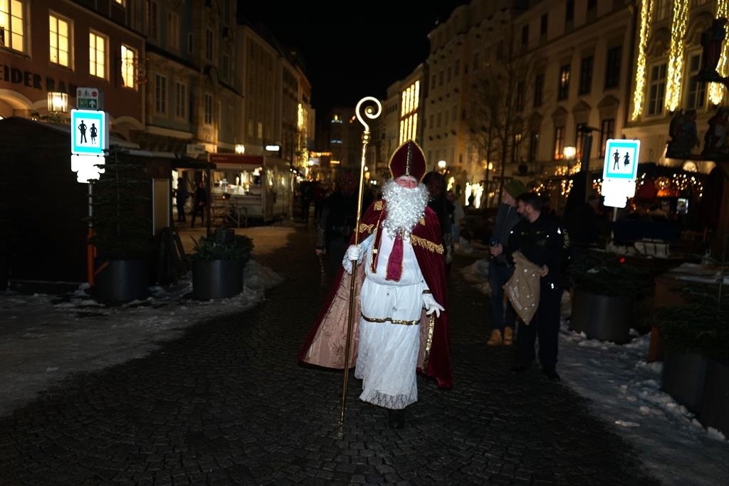 Der Nikolaus besucht den Adventmarkt Steyr Altstadt mit der Kutsche