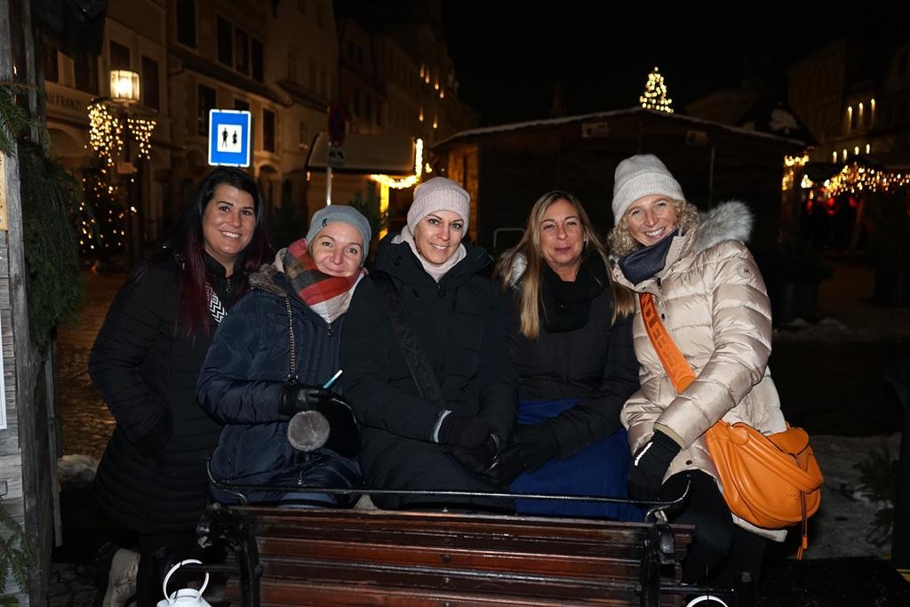 Der Nikolaus besucht den Adventmarkt Steyr Altstadt mit der Kutsche