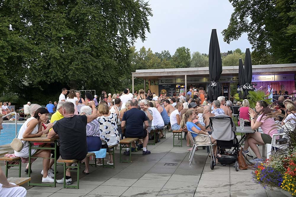 Beach-Party in der Schwimmschule mit Andie Gabauer Live